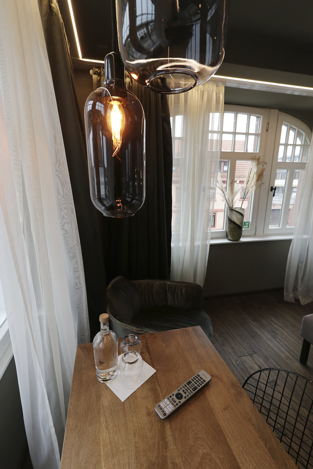 Gekonnt platzierte Stilelemente wie diese Lampe machen den Charme des Reinhardts Hotel aus.