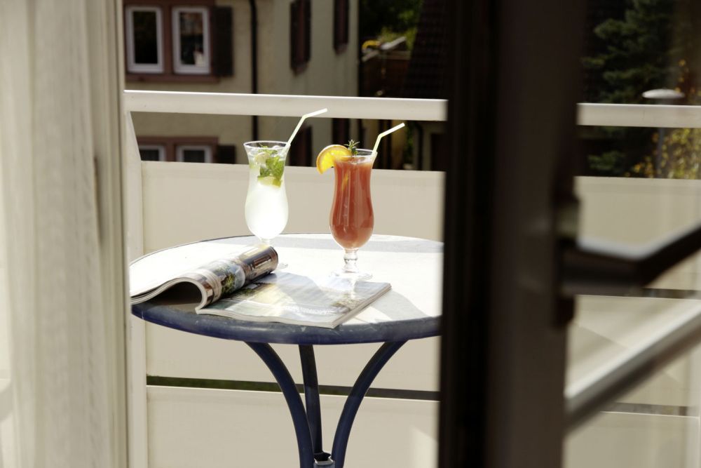 Cocktails auf dem Balkon genießen